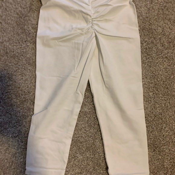 Ultimate Capri Scrunch Butt Gym Leggings! - Picture 2 of 6